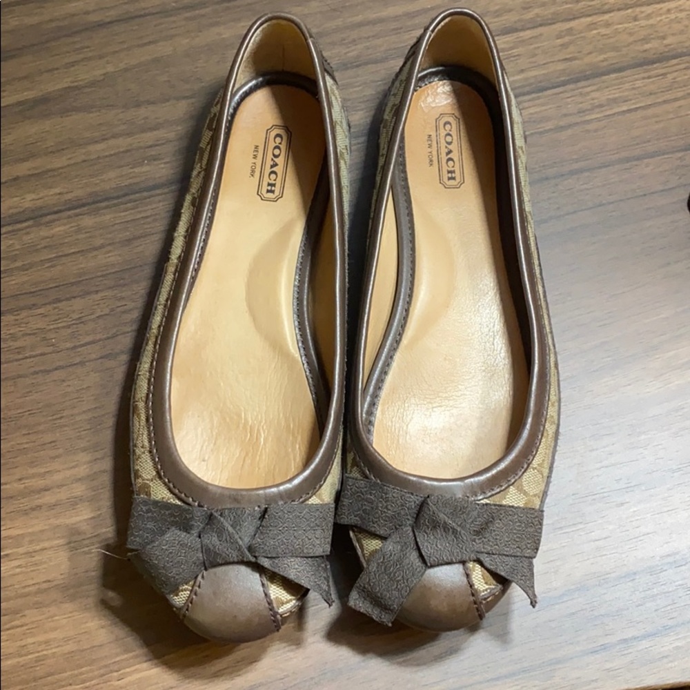 Coach Saundra Flats